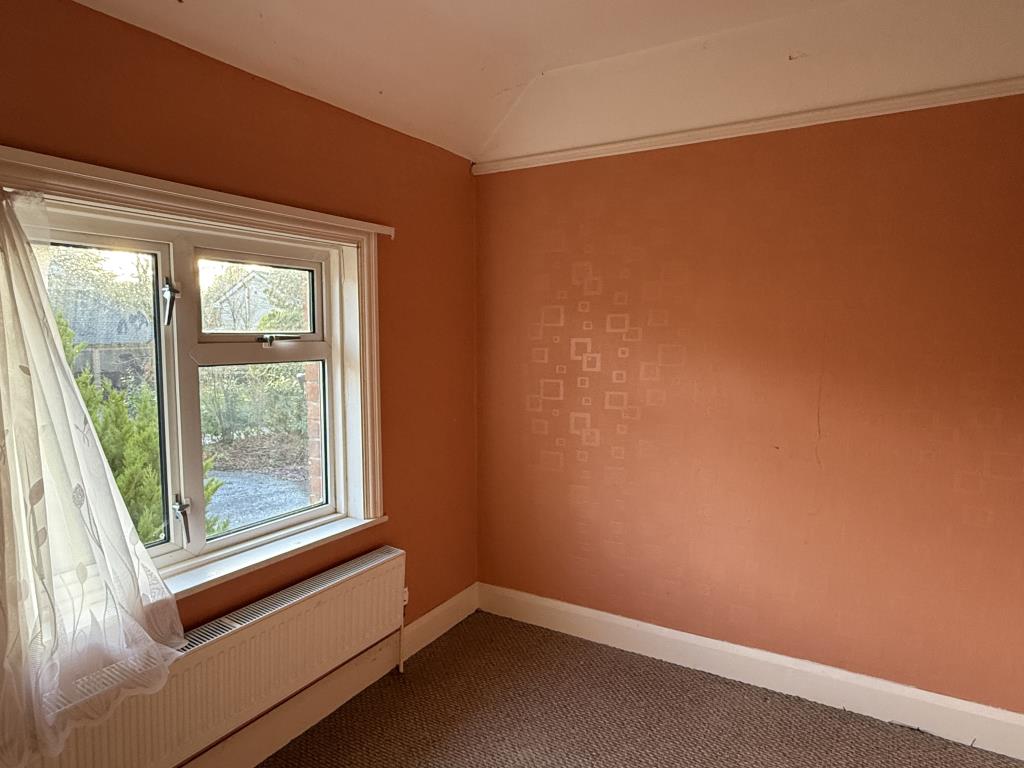 Lot: 158 - SEMI-DETACHED HOUSE IN NEED OF REFURBISHMENT - Bedroom 3 in Semi in need of Refurbishment